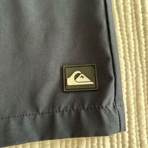 Quiksilver Men's Dark Blue Hybrid Shorts Size 36 - Picture 3 of 13